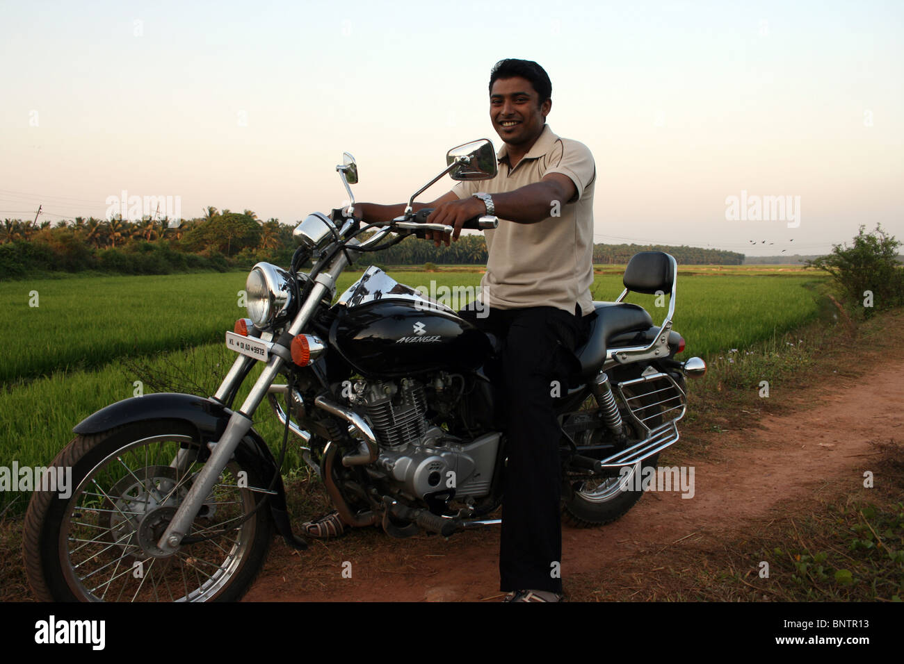 Mann auf Cruiser-Fahrrad in Indien Stockfoto