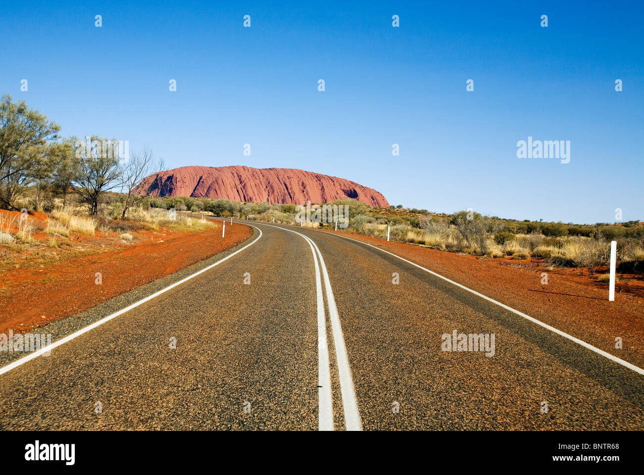 Fahrt zum Uluru (Ayers Rock). Uluru-Kata Tjuta National Park, Northern Territory, Australien. Stockfoto