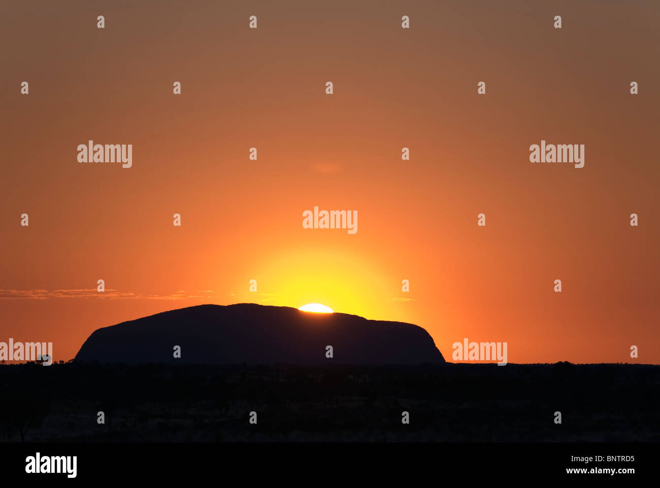 Die Sonne geht hinter Uluru (Ayers Rock). Uluru-Kata Tjuta National Park, Northern Territory, Australien. Stockfoto