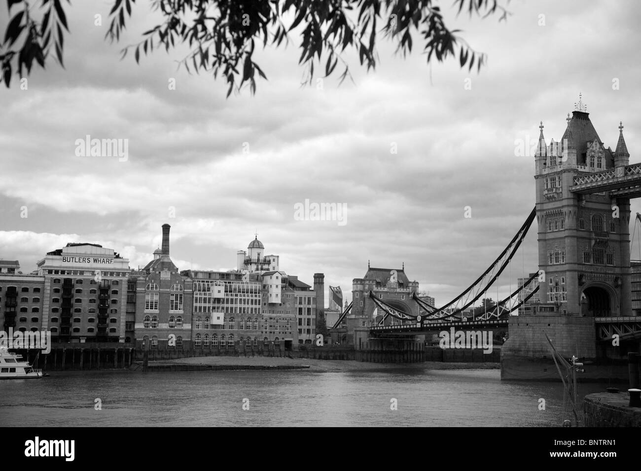 Butlers Wharf und die Tower Bridge, London, England. Stockfoto