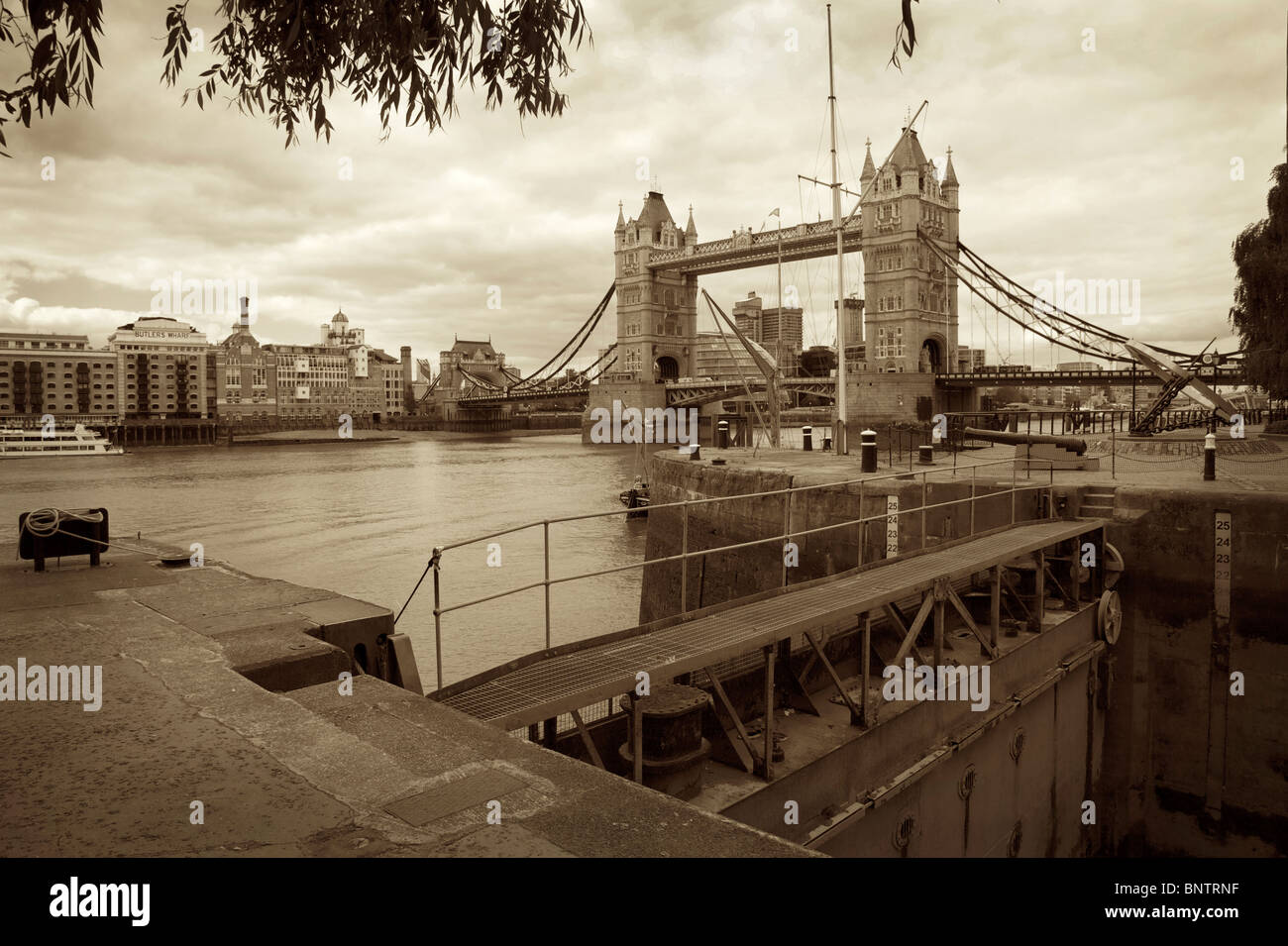 St. Katherine's Dock, Schloss und Tower Bridge, London, England. Stockfoto