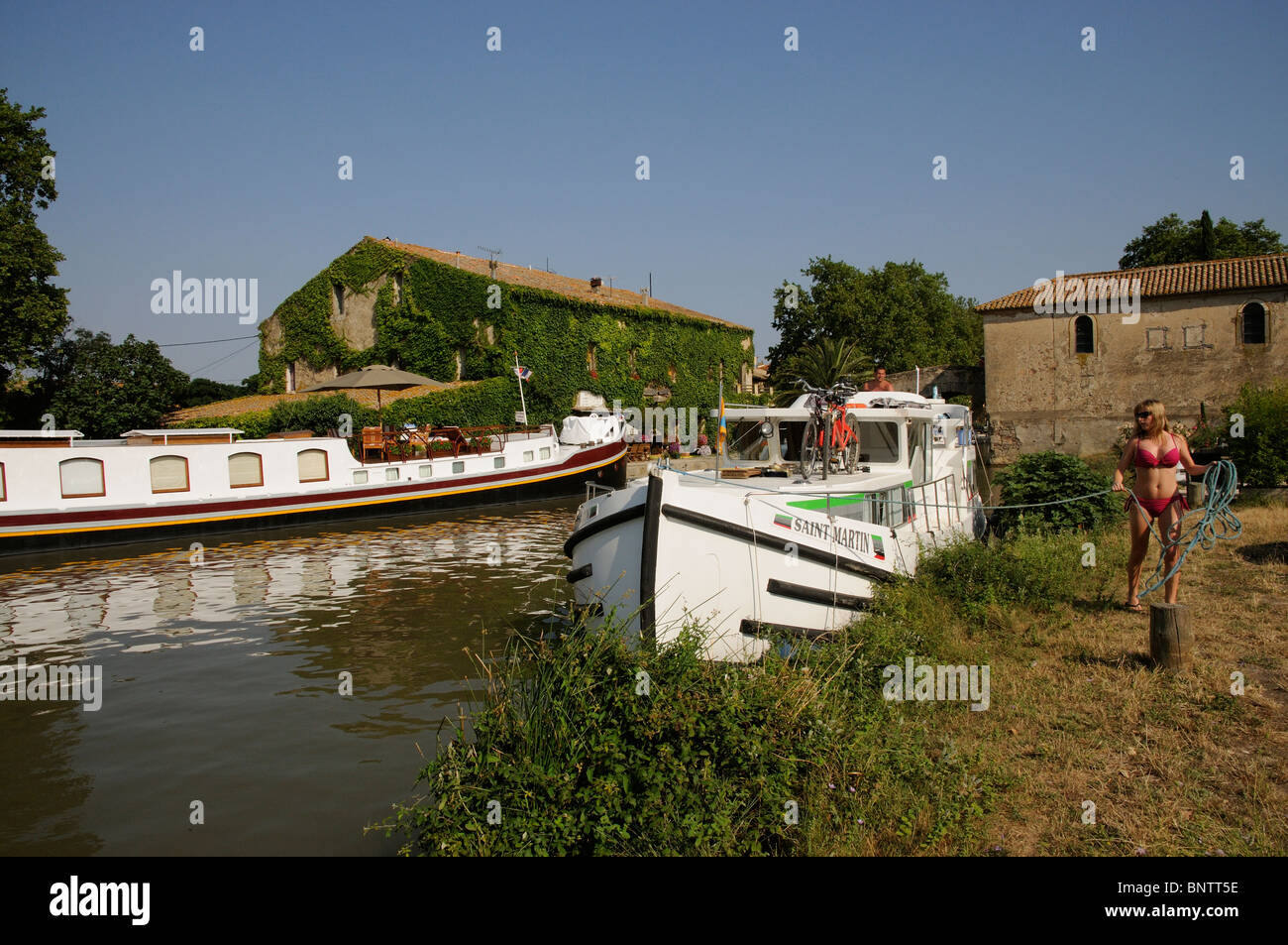 Canal du Midi bei Le Somail im Languedoc Region südlich von Bootfahren Frankreich Urlaub Kreuzfahrten französische Wasserstraßen Stockfoto