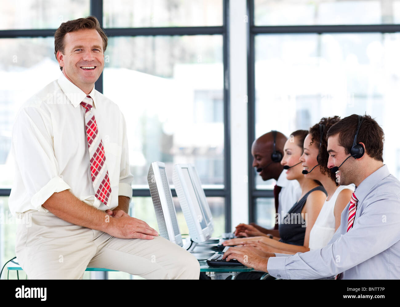 Lächelnde ältere Manager in einem Callcenter Stockfoto