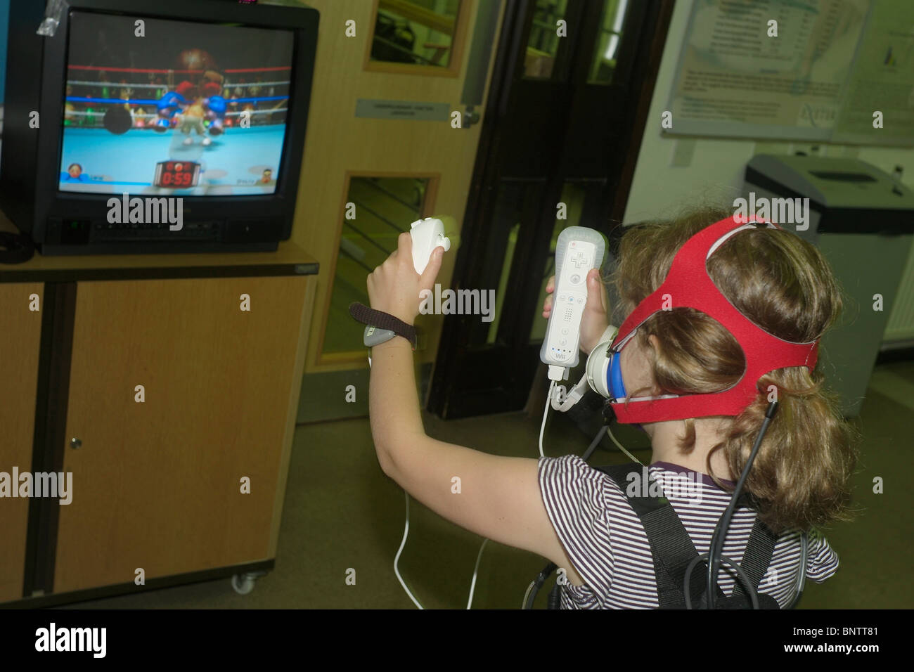 Spielen auf einer Wii Erforschung der psychologischen & physischen Auswirkungen der Übung auf Kindergesundheit Universität Exeter Stockfoto