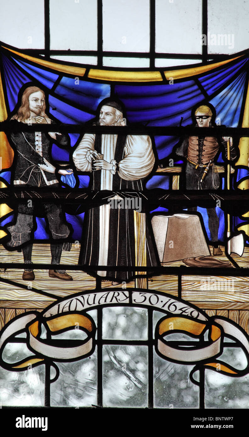 Ein Buntglasfenster von Hugh Ray Easton (1906-1965), das König Karl I. von England vor seiner Hinrichtung auf dem Gerüst mit Bischof Juxon darstellt Stockfoto
