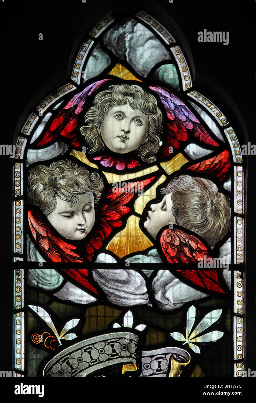 Ein Buntglasfenster mit Putten, St Denys Church, Little Compton, Warwickshire Stockfoto