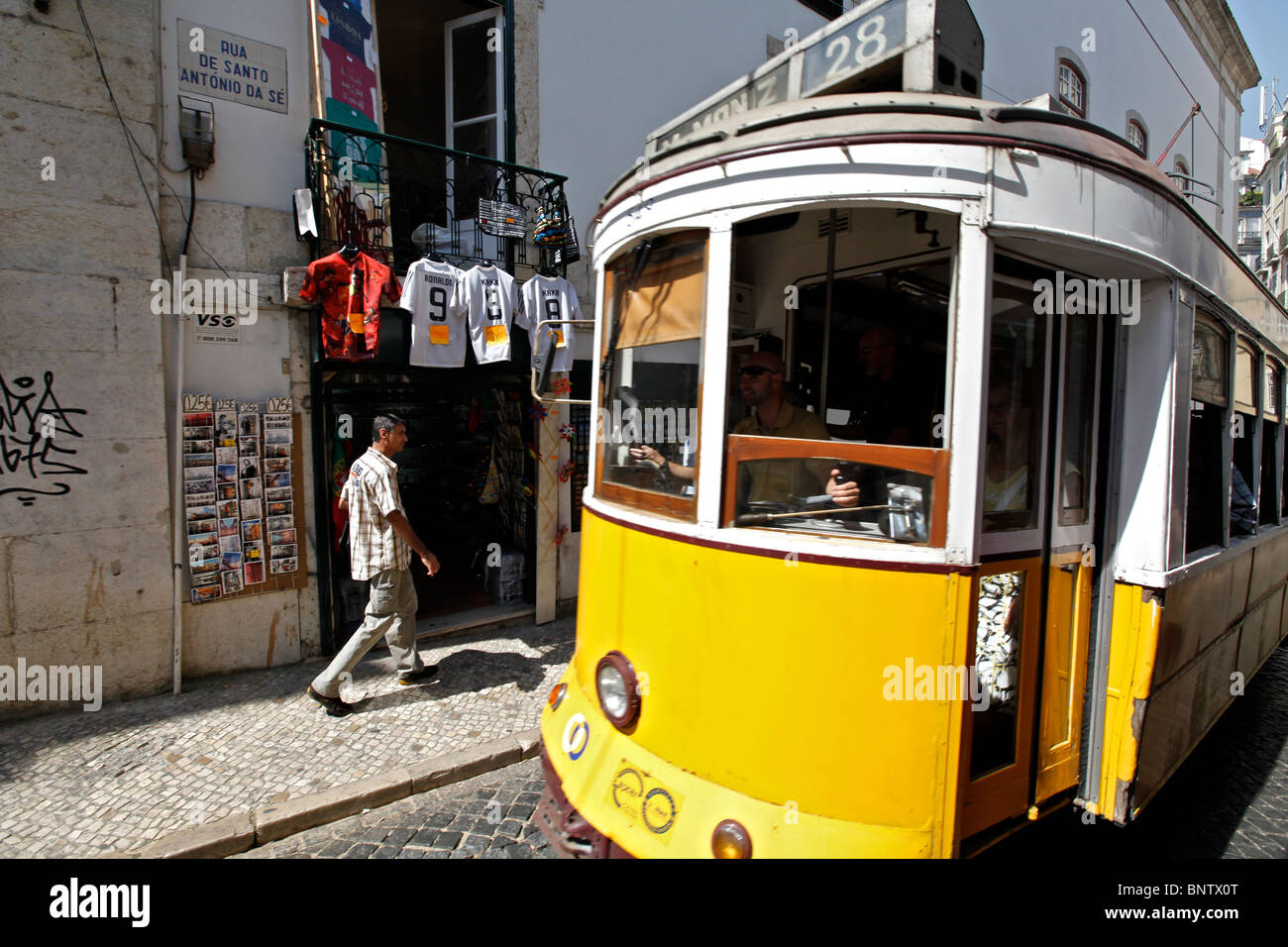 Straße der Straßenbahn 28 auf Lissabons Altstadt Stockfoto