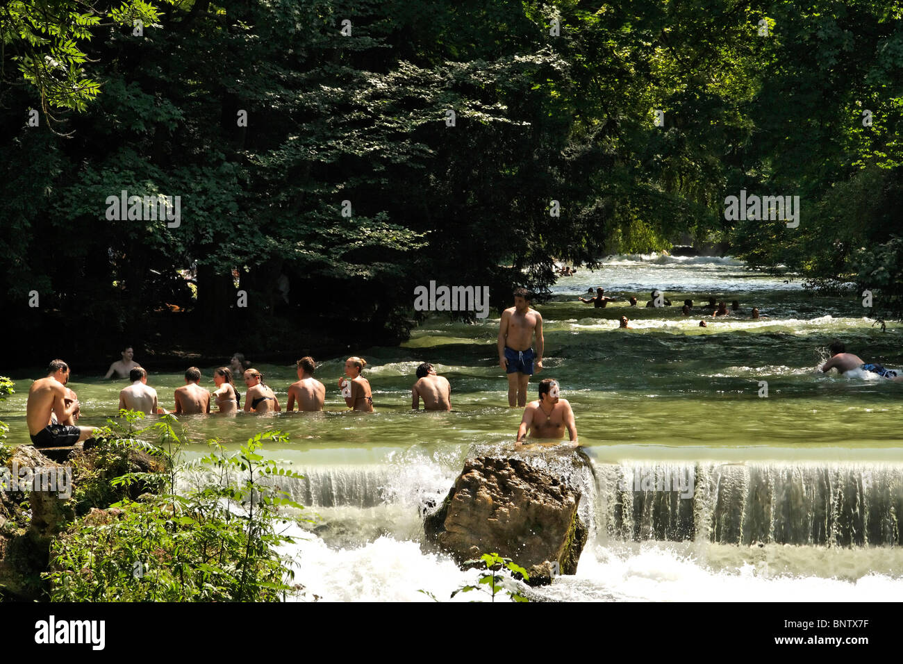 Menschen Baden Am Eisbach Englischen Garten Obere Bayern Munchen