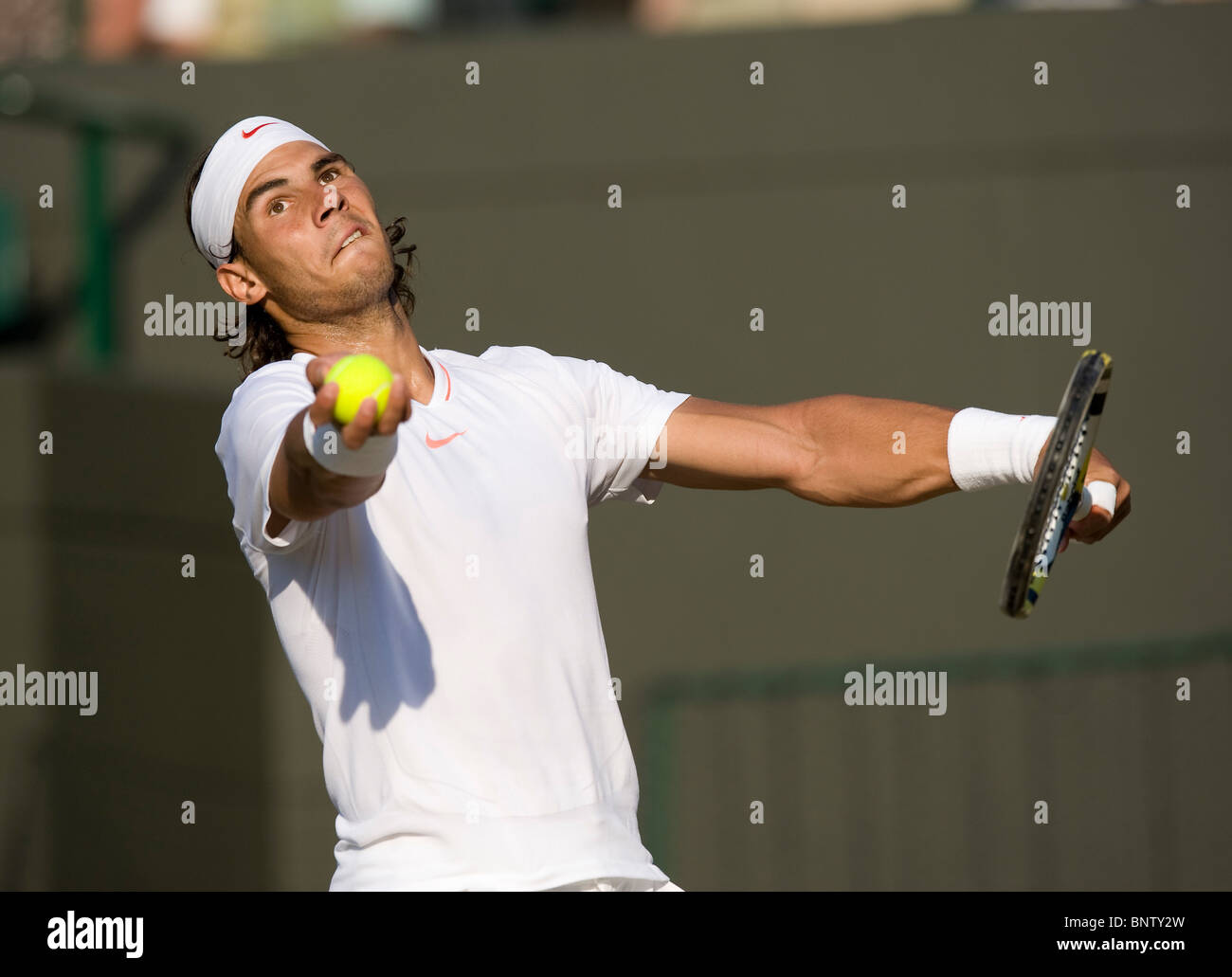 Rafael Nadal (ESP) dient während Wimbledon Tennis Championships 2010 Stockfoto