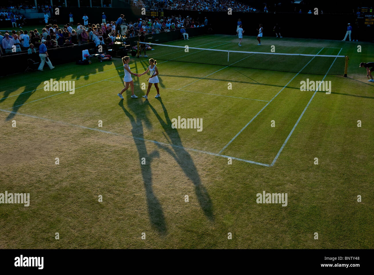 Am Abend Schatten auf Platz 9 in einem Damen-Doppel-Match in Wimbledon Tennis Championships 2010 Stockfoto