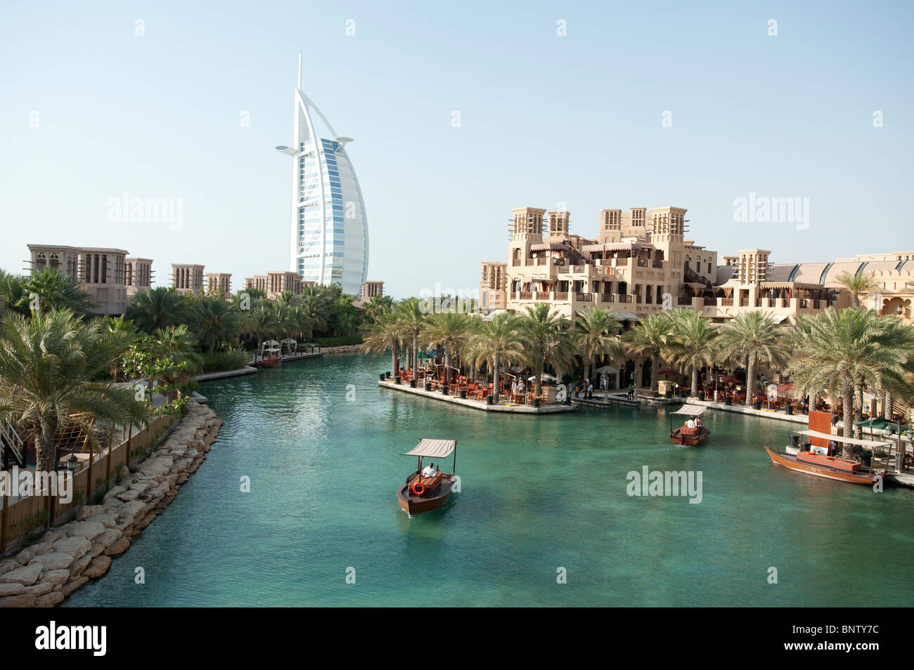 Das Burj Al Arab Hotel gesehen von den Wasserkanälen des Madinat Jumeirah Hotels Dubai Vereinigte Arabische Emirate Stockfoto