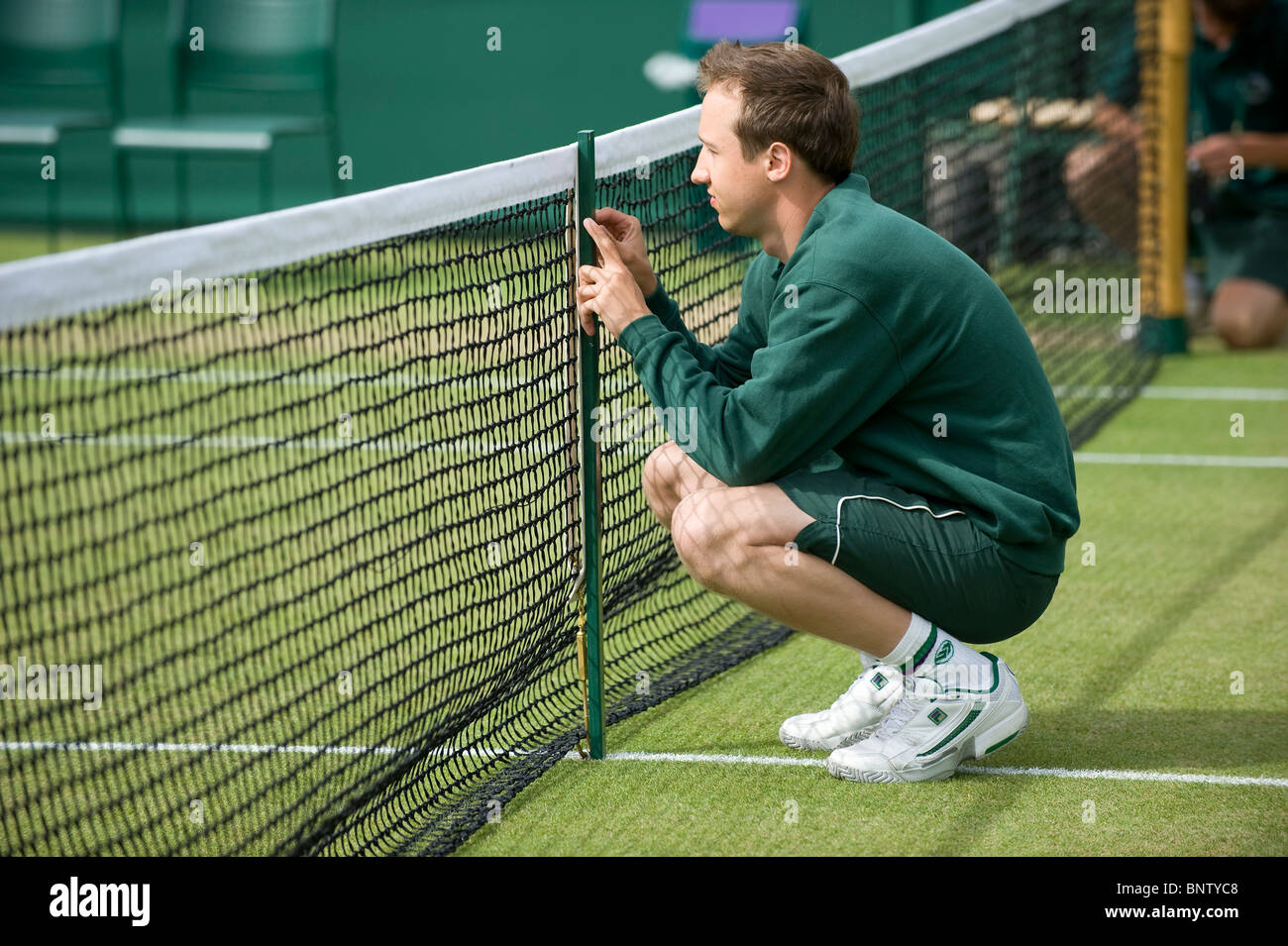 Bodenpersonal im Netz während Wimbledon Tennis Championships 2010 einrichten Stockfoto