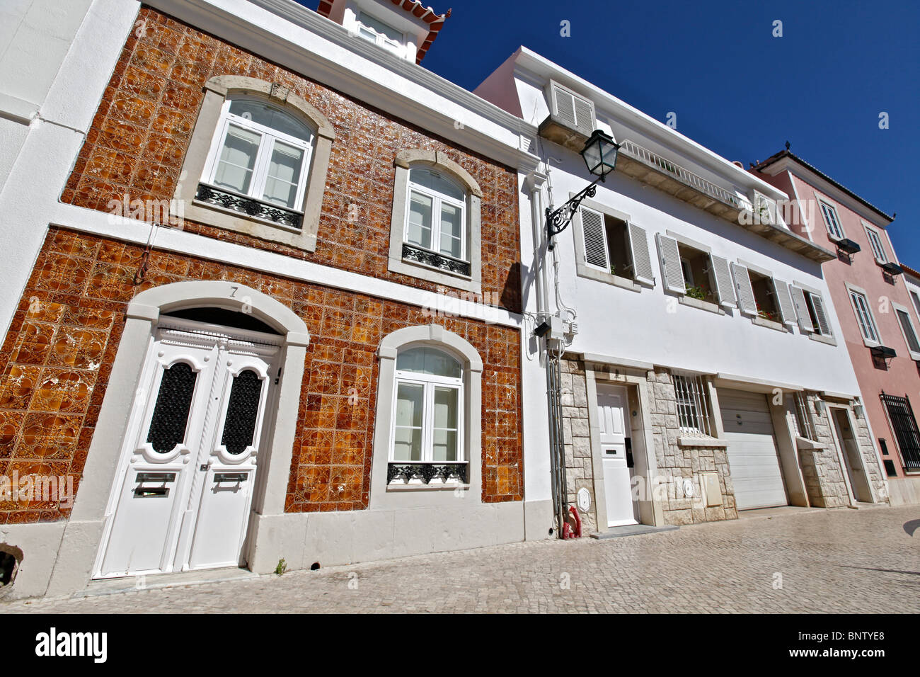Gebäude in einer der Straßen Cascais Stadtzentrum Stockfoto