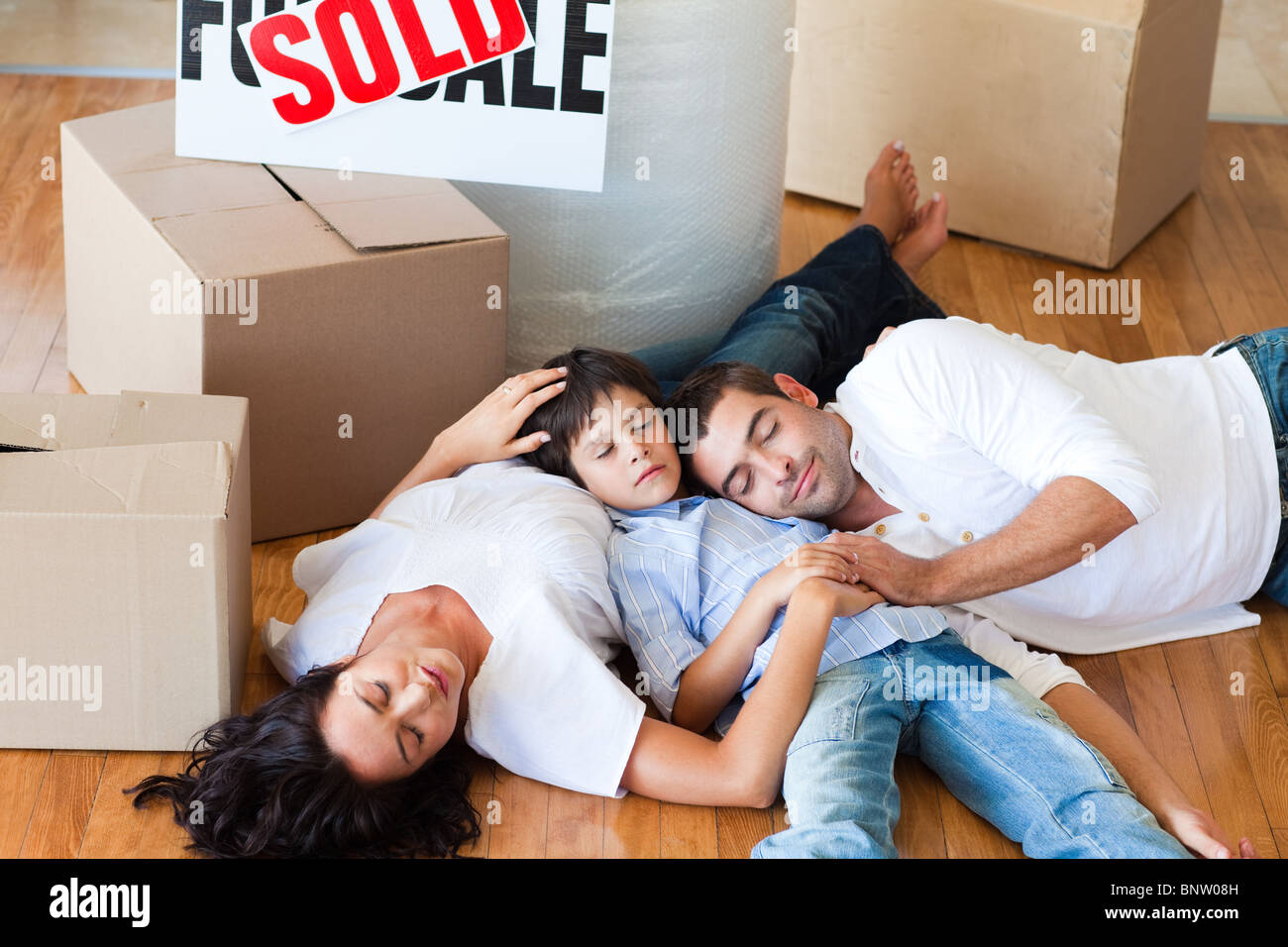 Familie Umzug auf Boden schlafen Stockfoto