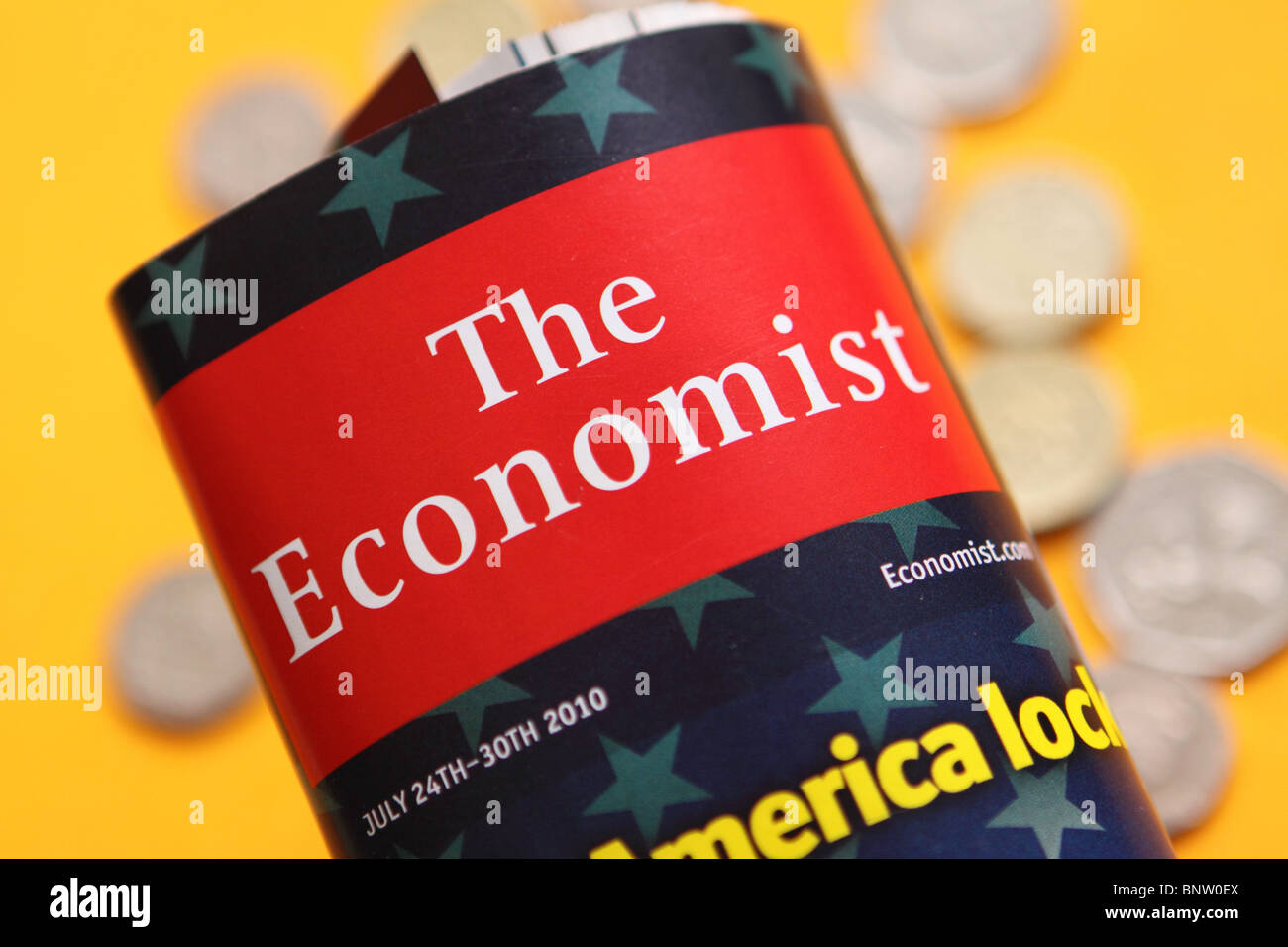 Der Wirtschaftswissenschaftler Zeitschrift Publikation Abdeckung mit Geld Münzen Stockfoto