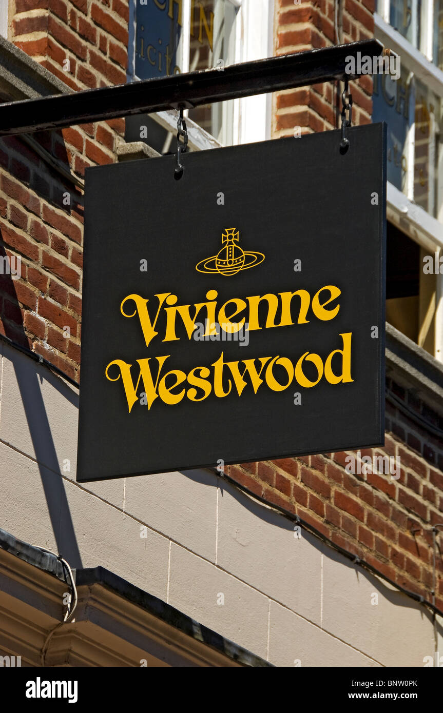 Hängende Zeichen über Vivienne Westwood shop England UK Vereinigtes Königreich GB Großbritannien (Beachten Sie, dass dieser Laden geschlossen hat) Stockfoto