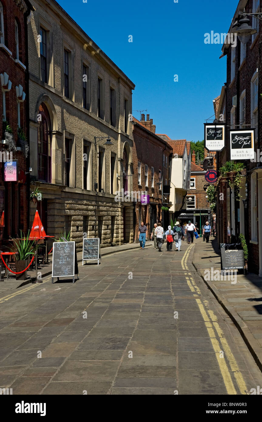 Touristen Menschen Besucher genießen die Sommersonne in Little Stonegate York North Yorkshire England Vereinigtes Königreich GB Großbritannien Stockfoto