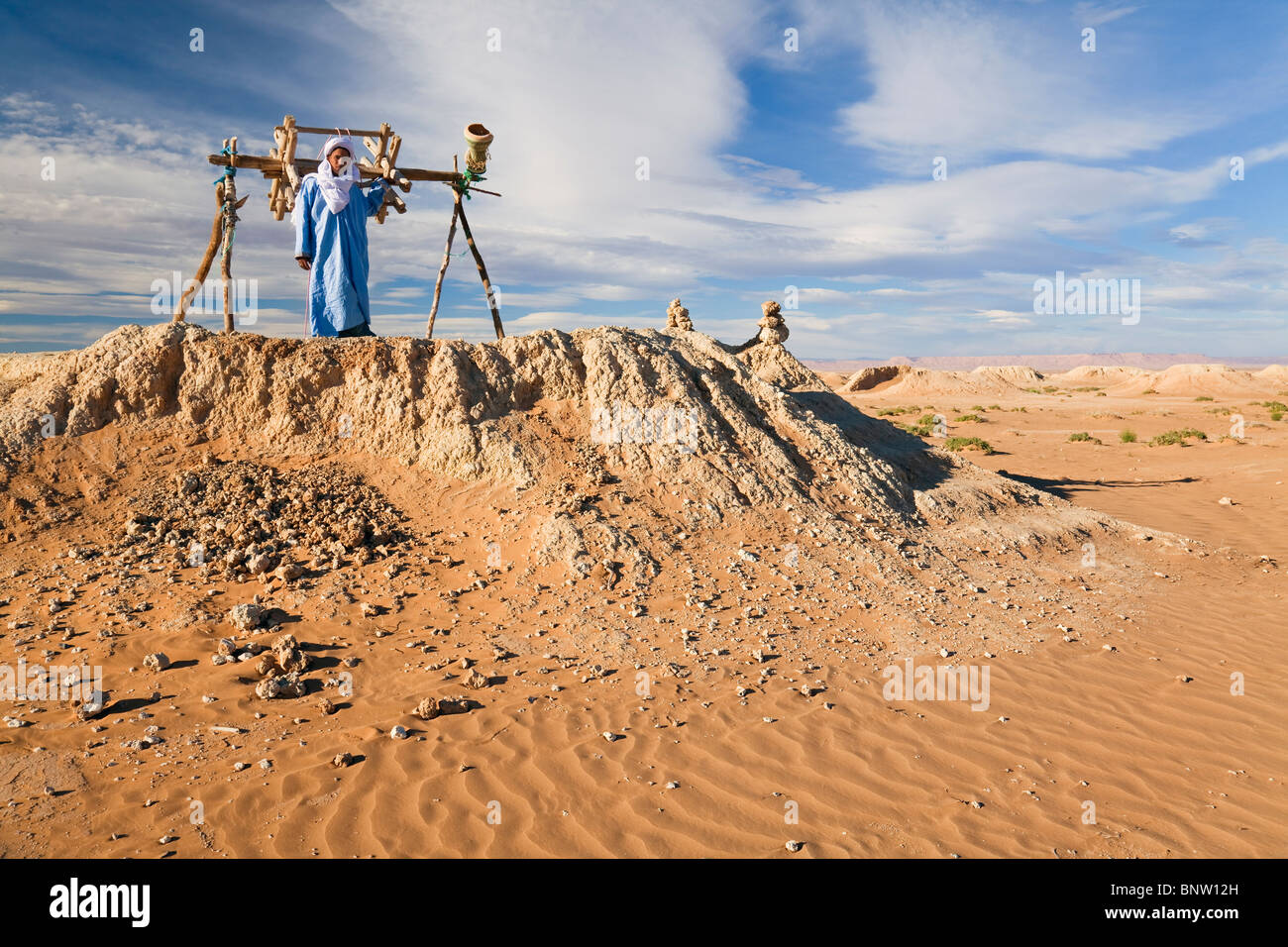 System von Wasserbrunnen in der Sahara-Wüste, bei Erfoud, Sahara-Wüste, Marokko Stockfoto
