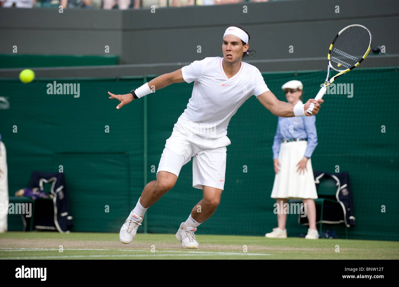 Rafael Nadal (ESP) in Aktion während Wimbledon Tennis Championships 2010 Stockfoto