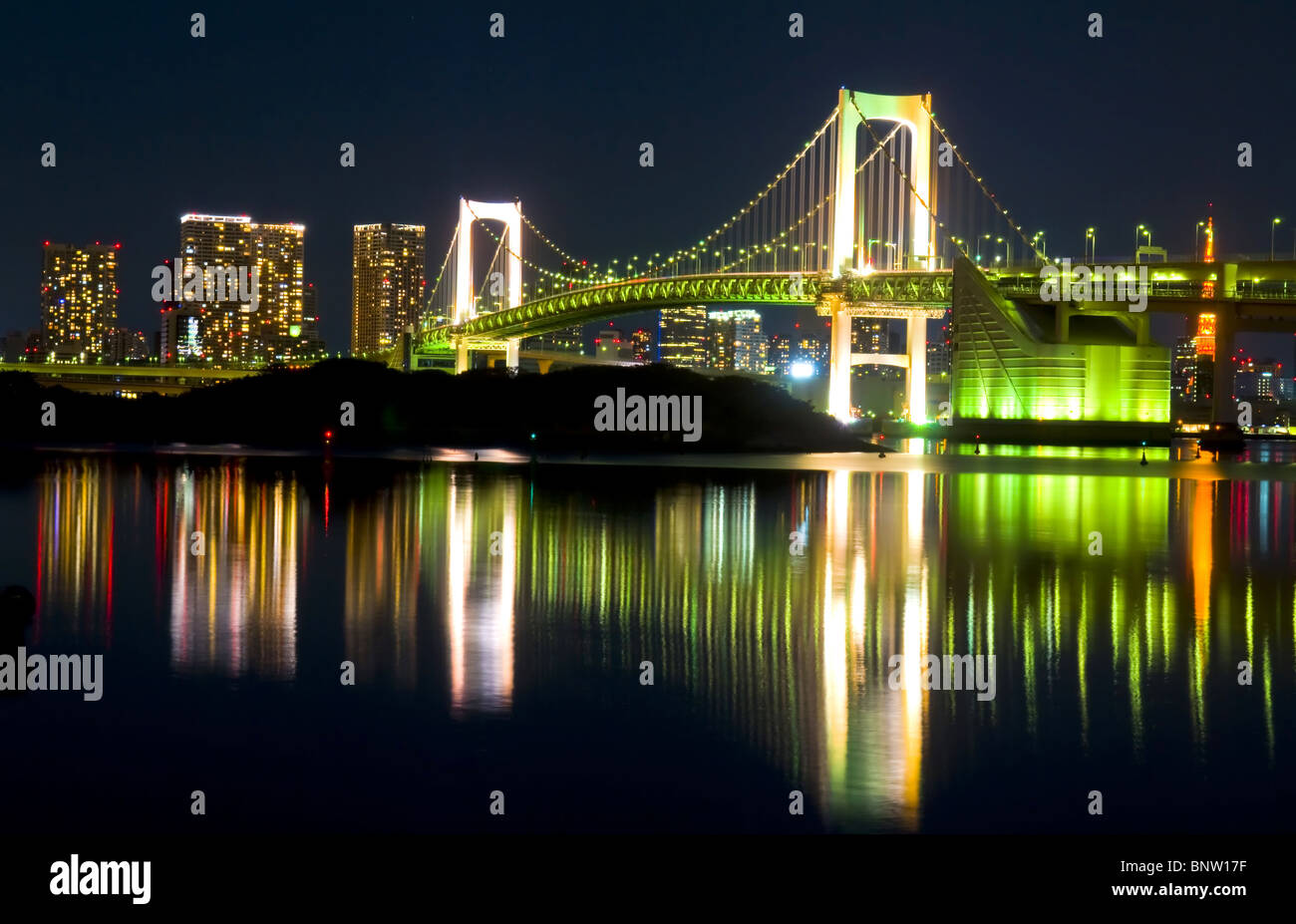 Tokyo Skyline bei Nacht und die Rainbow Bridge Stockfoto