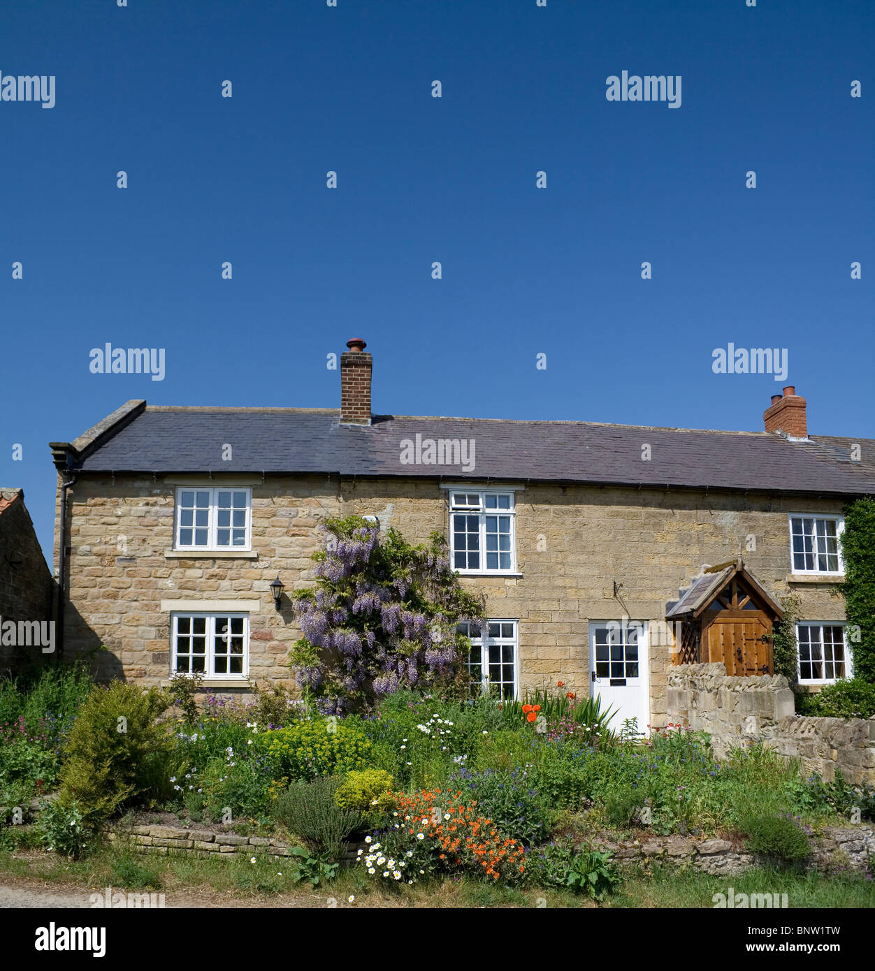 Ein typisch englischen Landhaus mit einem bunten Bauerngarten. Textfreiraum umfasst. Stockfoto