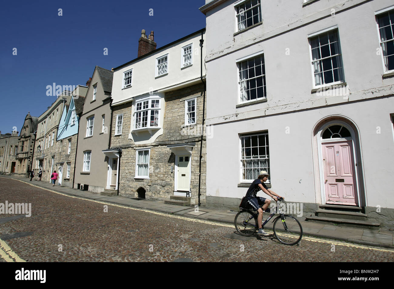 Einsame Radfahrer in Merton Street, Oxford. Stockfoto