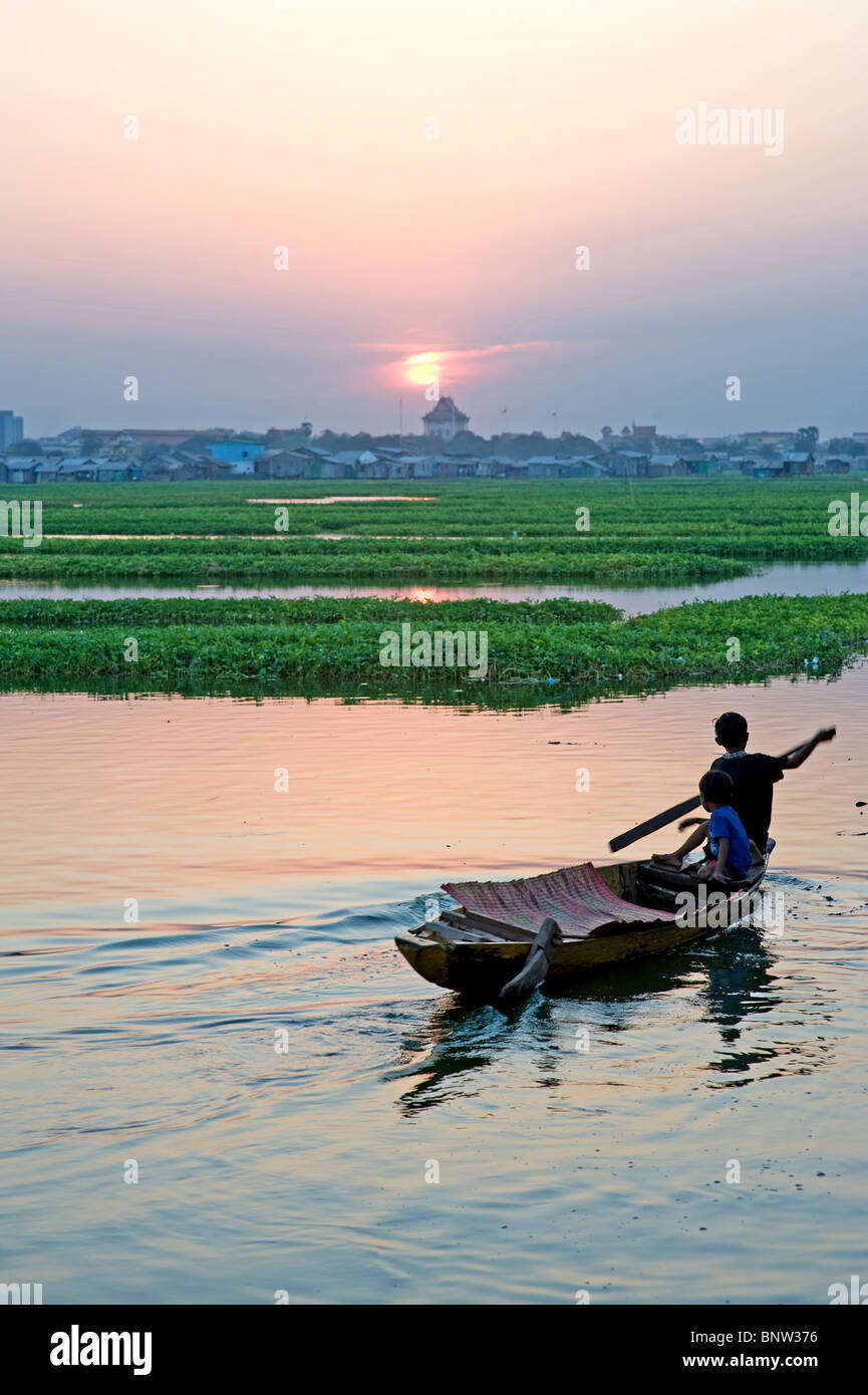 Kambodschanischen jungen in einem Boot am Boeng Kak See, Phnom Penh, Kambodscha Stockfoto