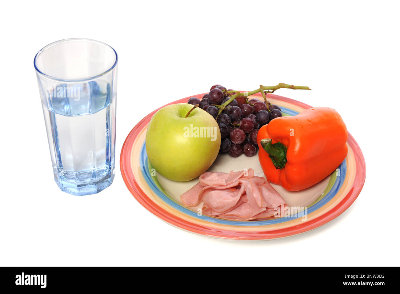Gesunde Ernährung mit Eiweiß, Obst, Gemüse und trinken isoliert auf weißem Hintergrund - mit Beschneidungspfad Stockfoto