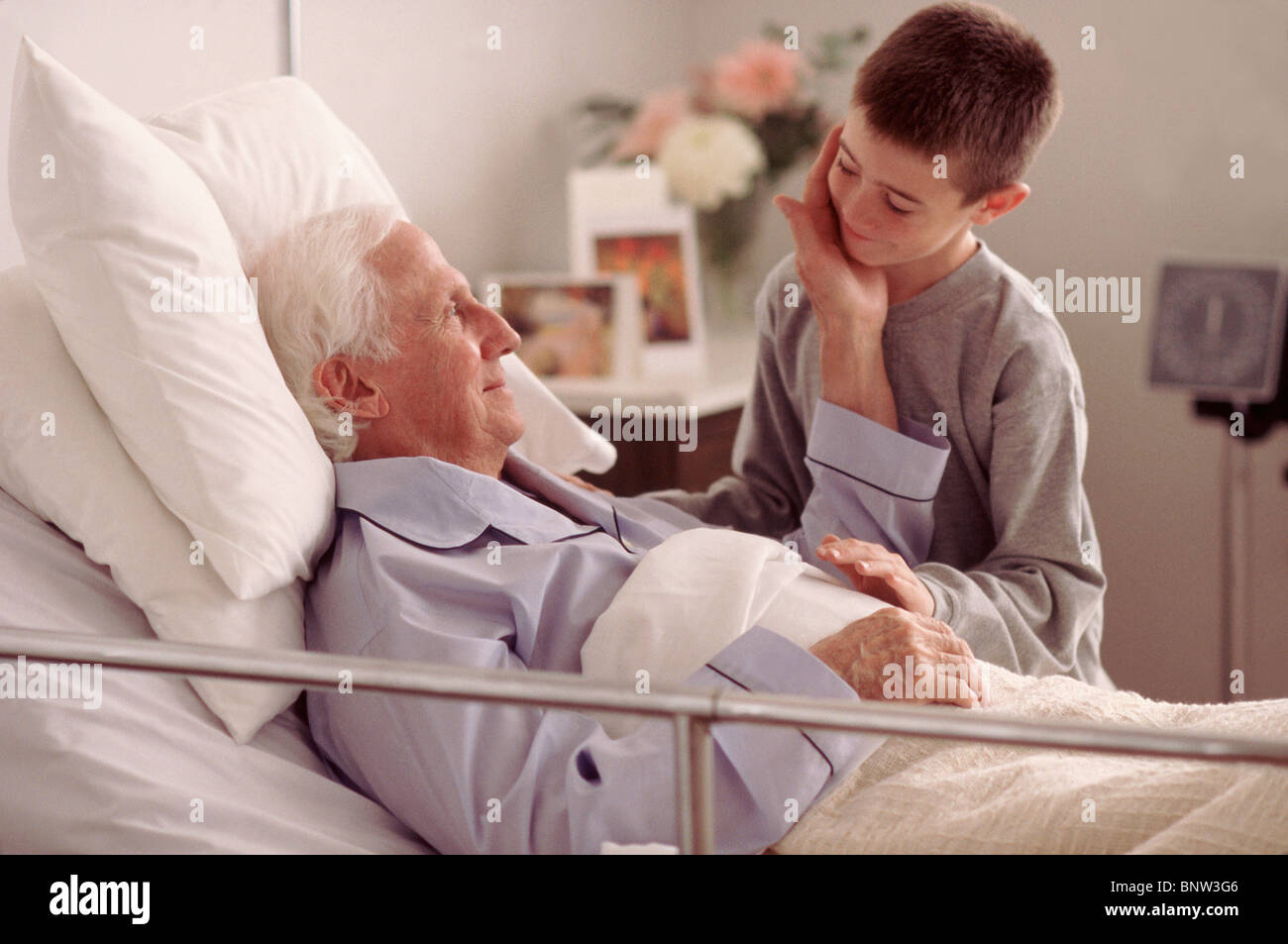 Enkel besucht Großvater im Krankenhaus Stockfoto