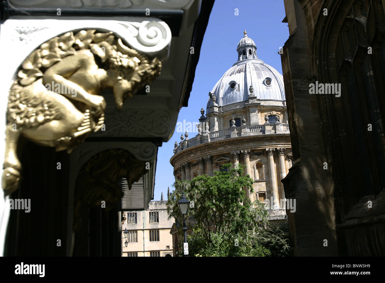 Ein Blick auf die Radcliffe Camera durch eine Passage aus der Oxford High Street. Stockfoto