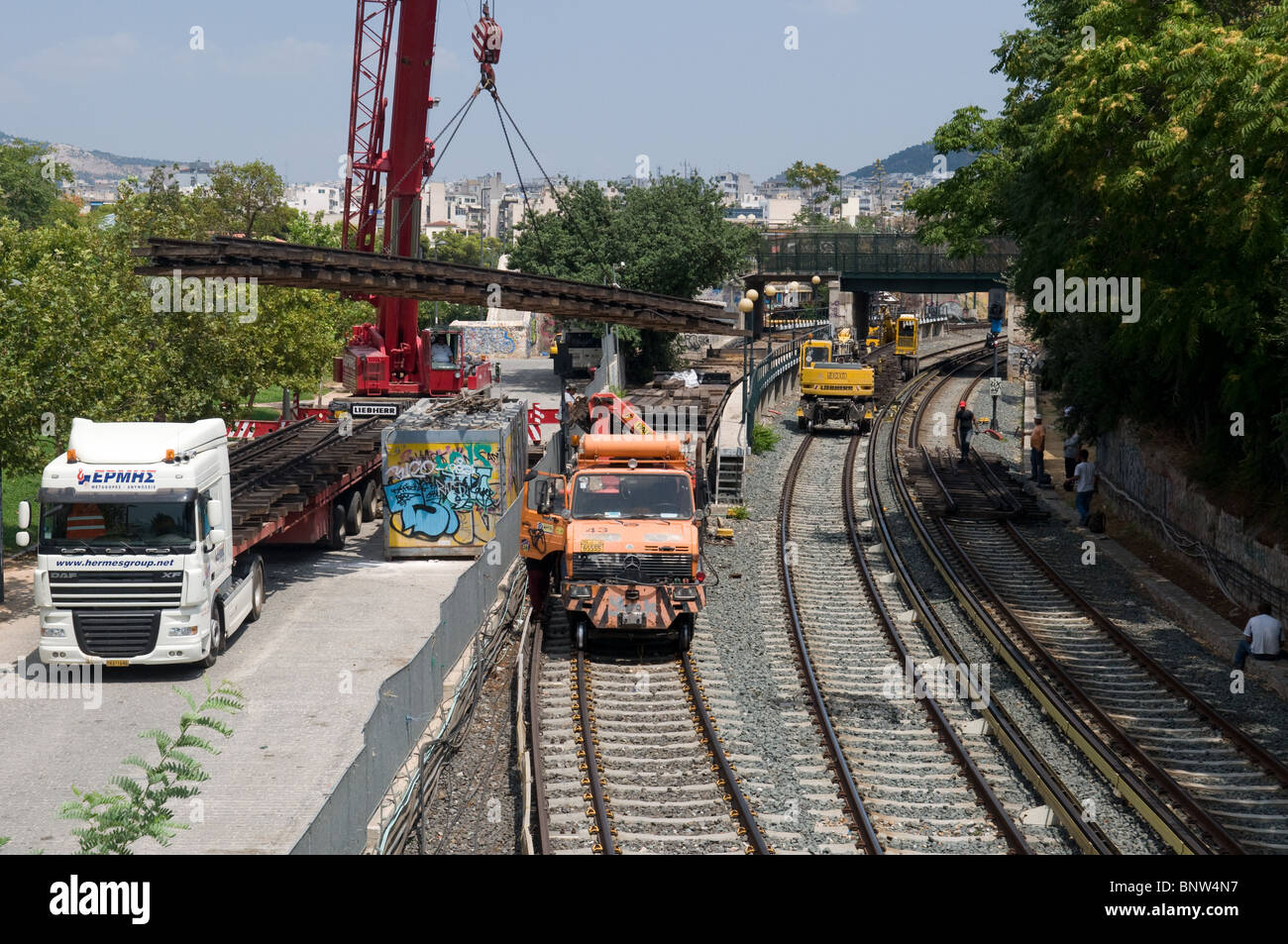 Alte Bahn-Schienen sind hingerissen, dazu führen, dass ein Update bei Athens Railroad. Stockfoto