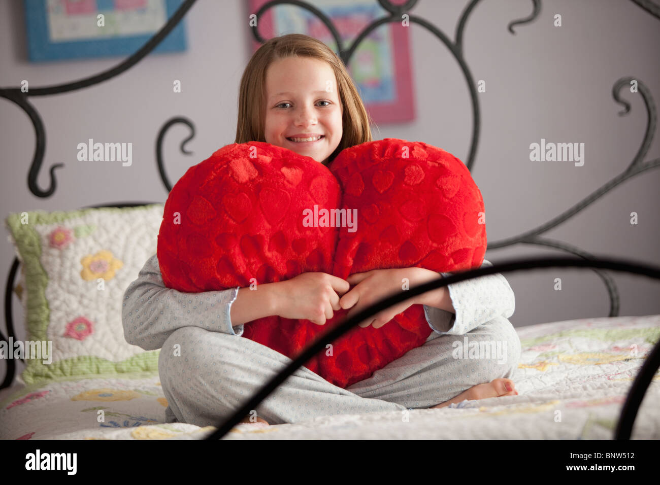 Junges Mädchen hält eine Herz-Kissen Stockfoto