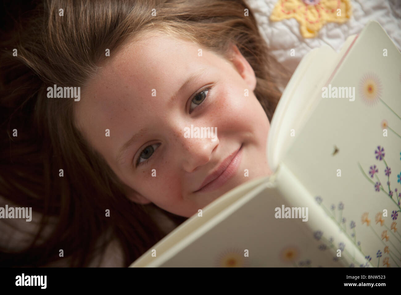 Junges Mädchen ihr Tagebuch zu lesen Stockfoto