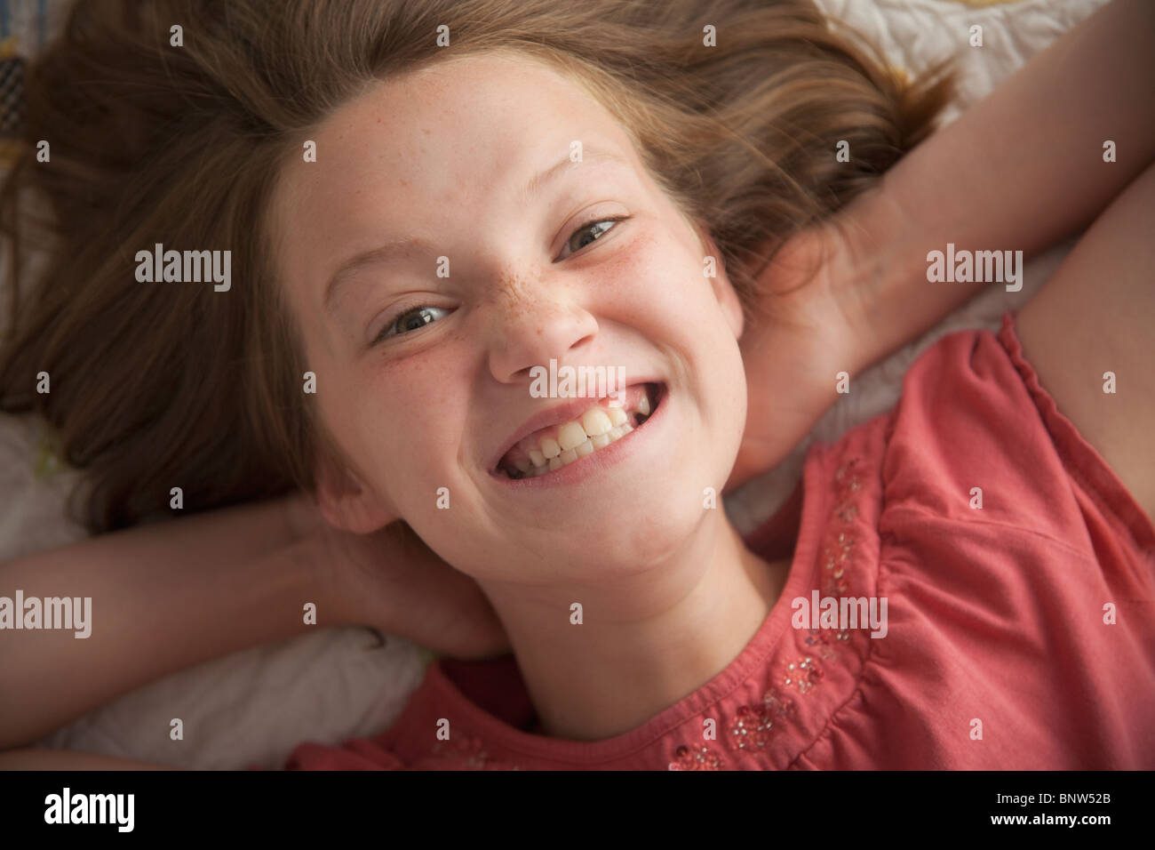 Junge Mädchen machen kitschig Lächeln Stockfoto