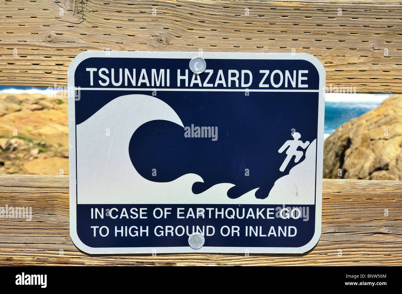 Tsunami-Gefahrenzone Zeichen bei Erdbeben gehen auf Anhöhen oder im Landesinneren Stockfoto