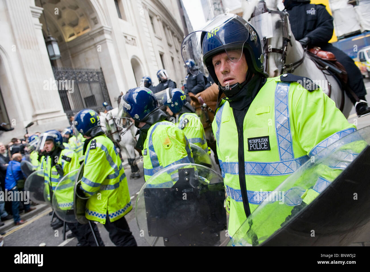 Finanzielle Narren Tag in der Stadt.  Demonstranten auf die Straße gehen und Polizei in der Nähe der Bank of England bereitgestellt werden Stockfoto