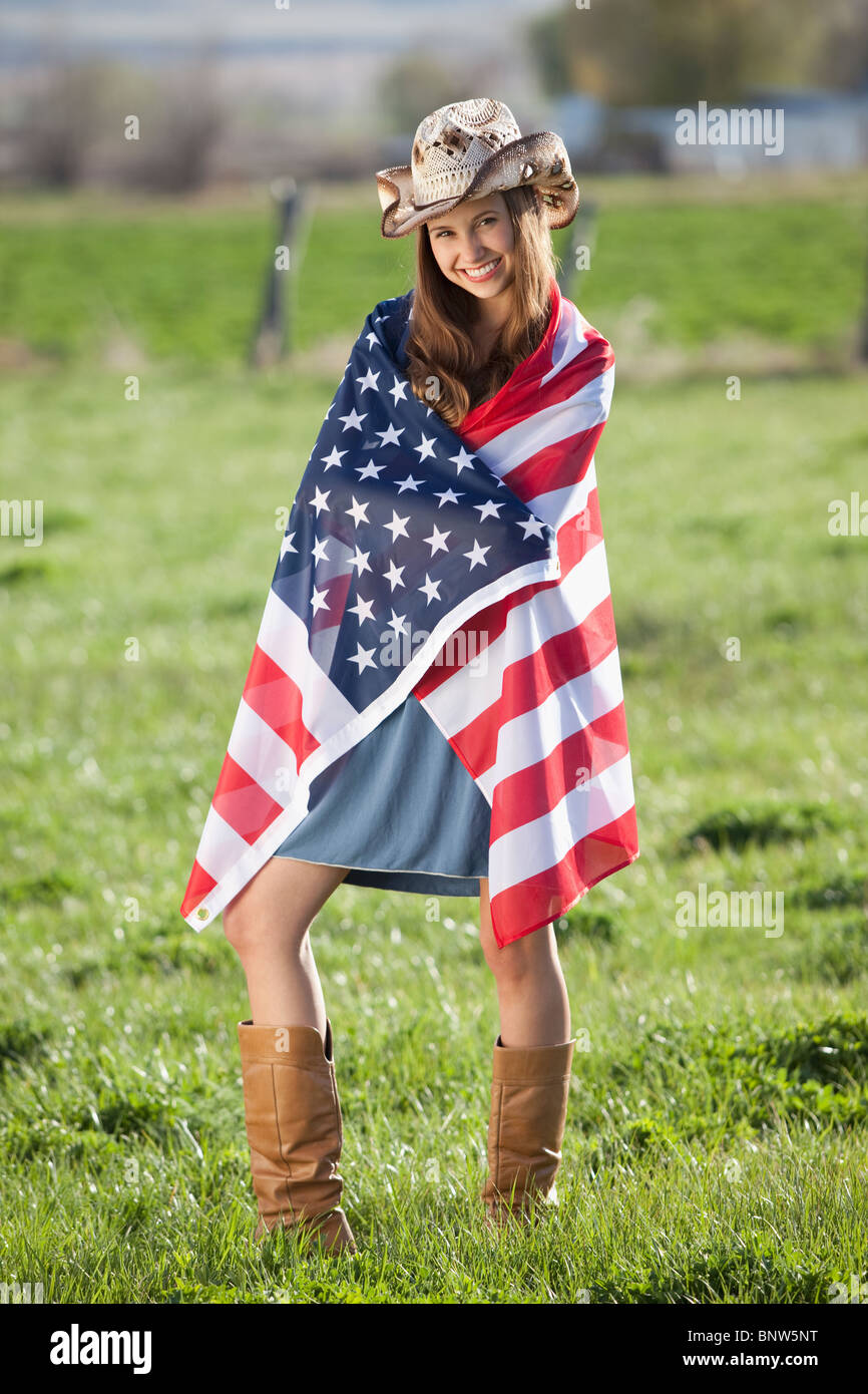 Schöne Cowgirl in amerikanische Flagge gehüllt Stockfoto