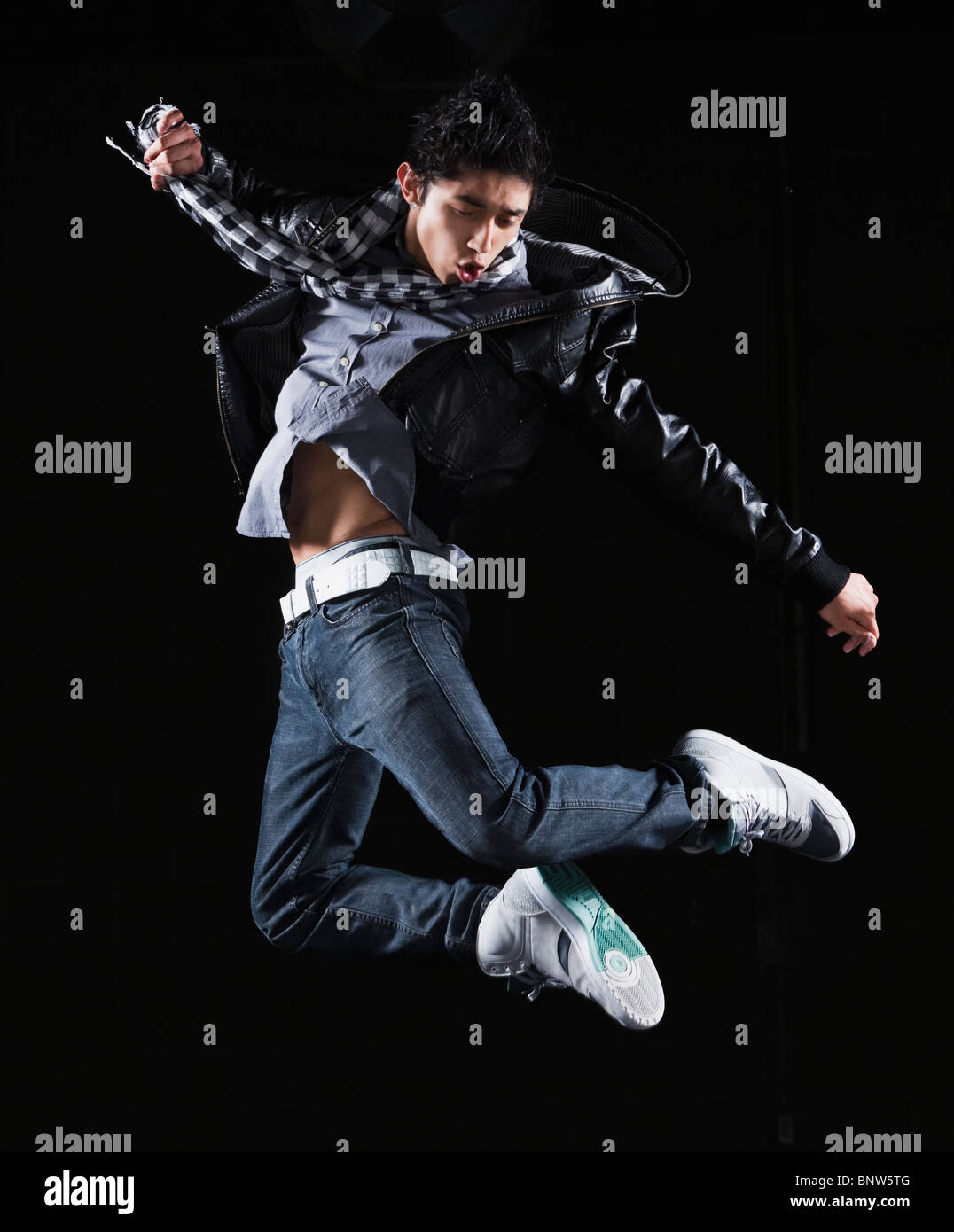 Hip Hop Tänzer in die Luft springen Stockfoto