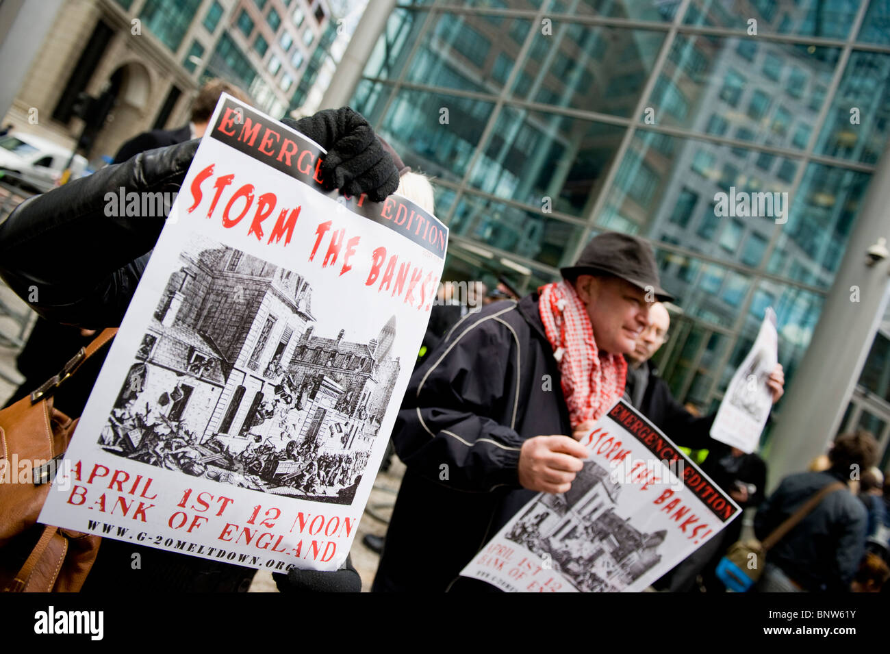 Anhänger der Klima Rush, viele verkleidet als Suffragetten, Streikposten der Londoner Büros der RBS Stockfoto