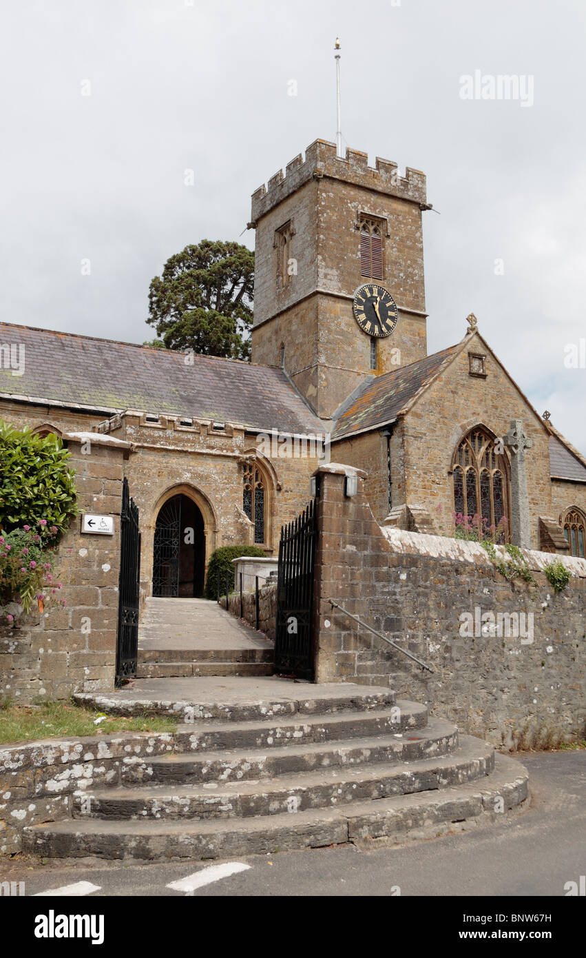 Schritte und Haupttor führt zu die St John the Baptist Symondsbury Parish Church, Symondsbury, Dorset, Großbritannien. Stockfoto