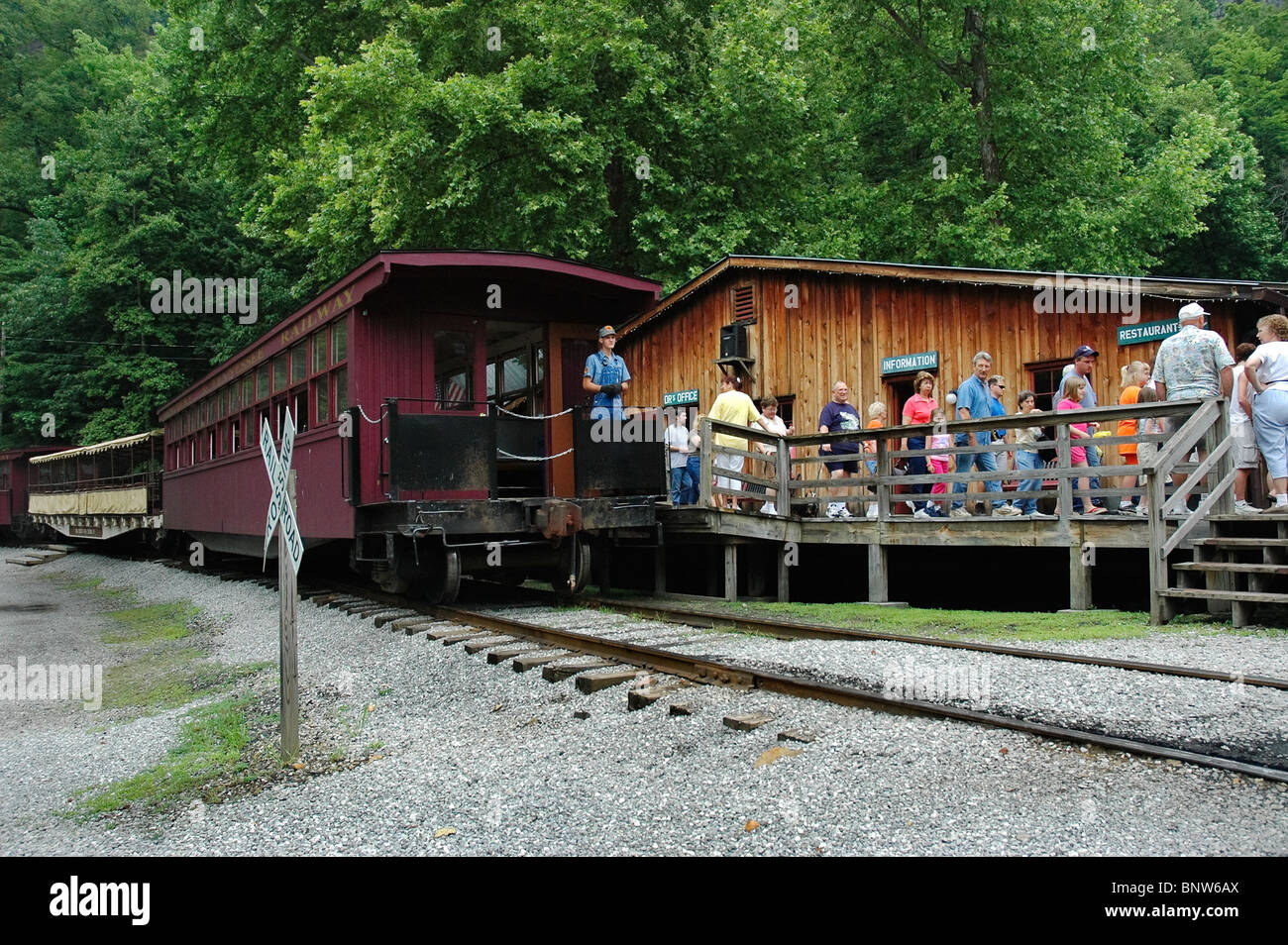 Passagiere steigen Sie an Barthell Mining Camp entlang der Route der Big South Fork Scenic Railway, KY Stockfoto