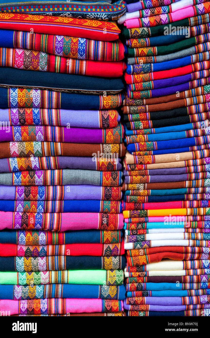 Nahaufnahme von bunten Textilien in den Shops von Miralfores, Lima, Peru, Südamerika. Stockfoto