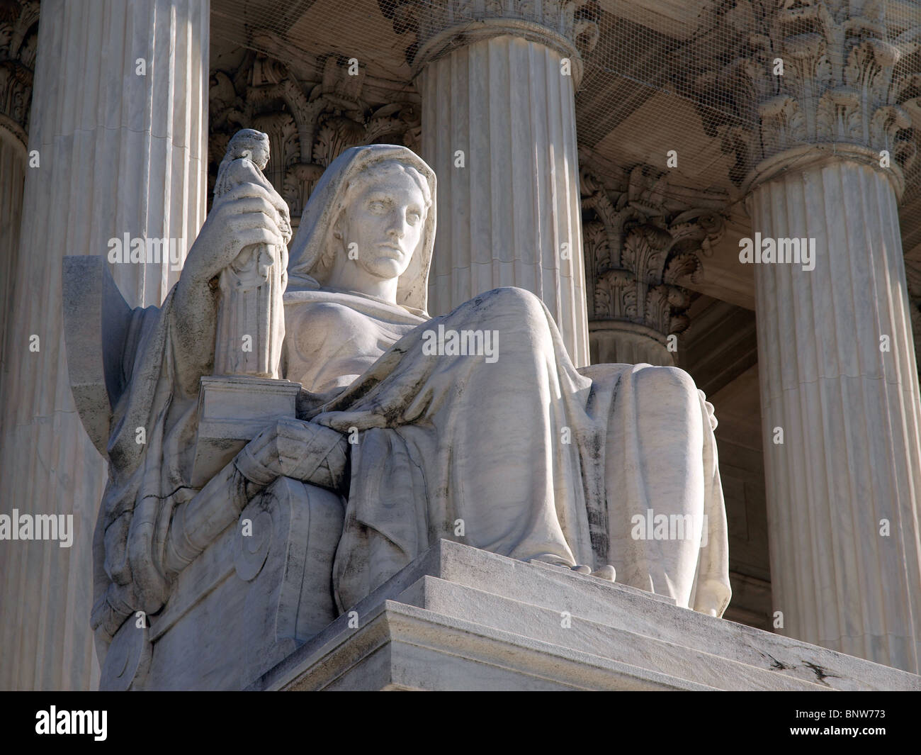 Historic United States Supreme Court Building Statue, unter dem Titel "Betrachtung der Gerechtigkeit". Stockfoto