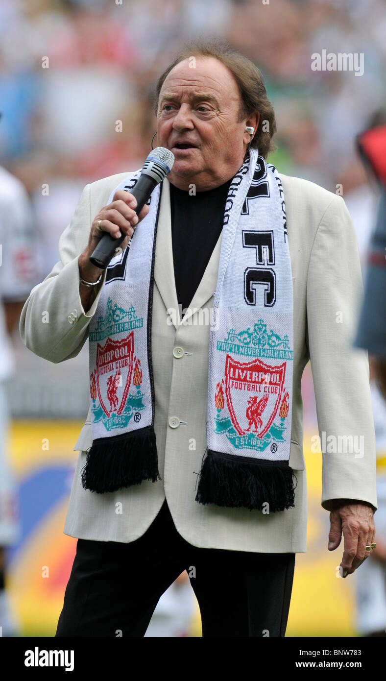 Borussia Park Monchengladbach Deutschland 01 08 10 Fussball Gerry Marsden Von Gerry Und Den Herzschrittmachern Singt Liverpool Fc Anthem Vor Dem Vorsaison Freundschaftsspiel Monchengladbach Gegen Liverpool You Ll Never Walk Alone Stockfotografie Borussia Park Monchengladbach Deutschland 01 08 10 Fussball Gerry Marsden Von Gerry Und Den Herzschrittmachern Singt Liverpool Fc Anthem Vor Dem Vorsaison Freundschaftsspiel Monchengladbach Gegen Liverpool You Ll Never Walk Alone Stockfotografie