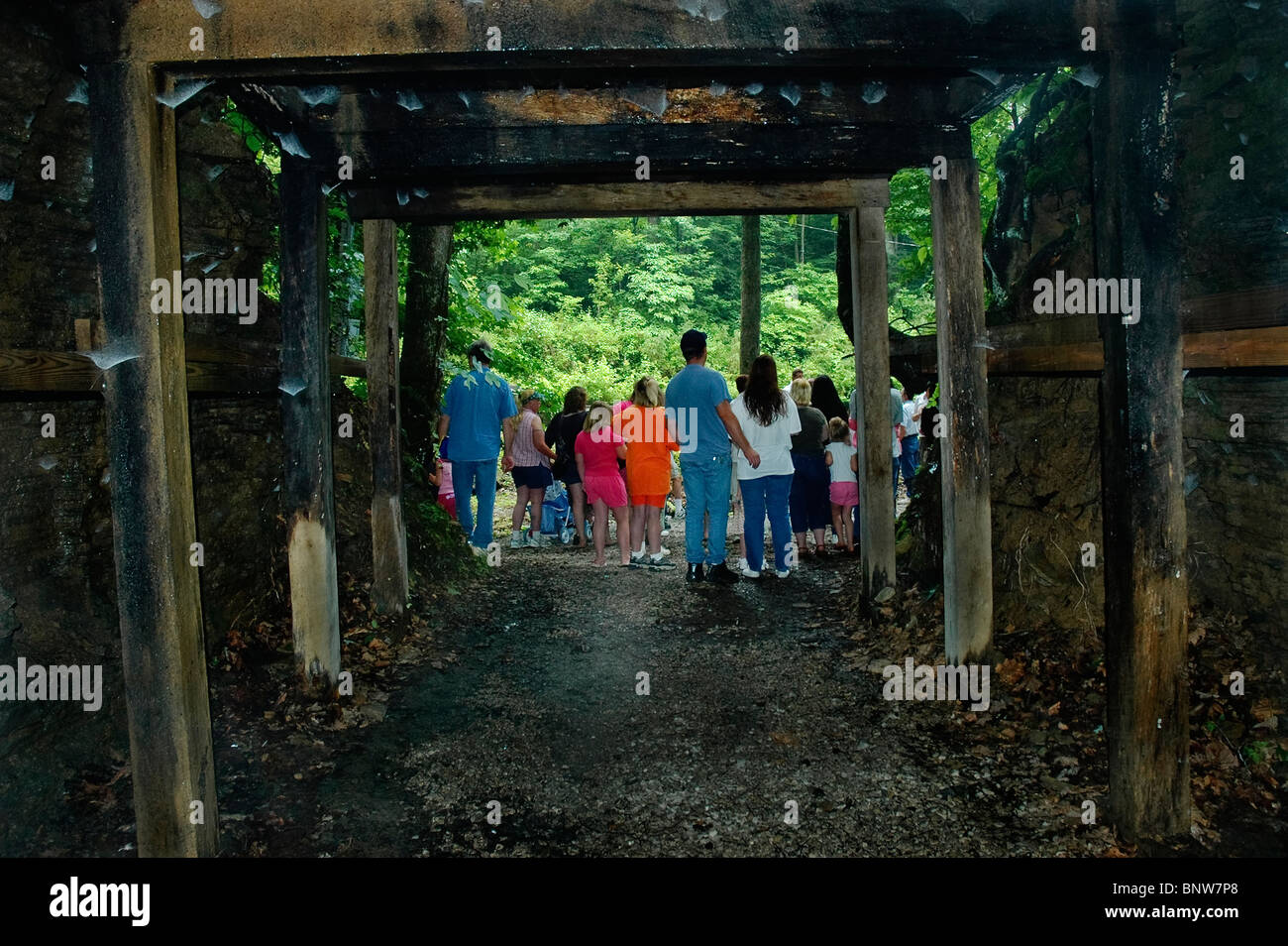 Touristen am Eingang der Barthell Coal Mining Camp, Kentucky Stockfoto