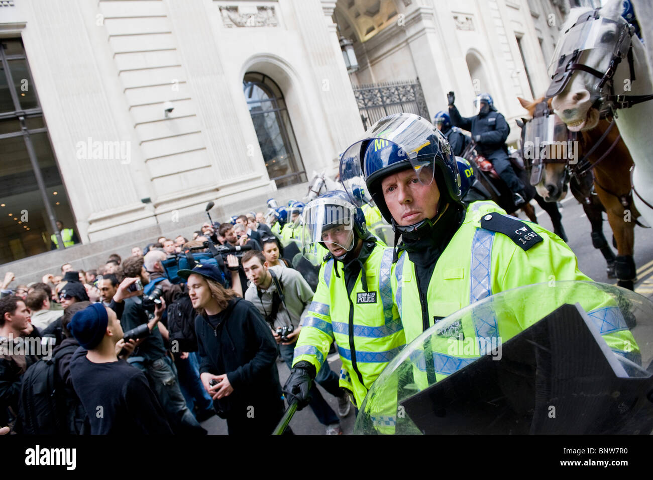 Finanzielle Narren Tag in der Stadt.  Demonstranten auf die Straße gehen und Polizei in der Nähe der Bank of England bereitgestellt werden Stockfoto