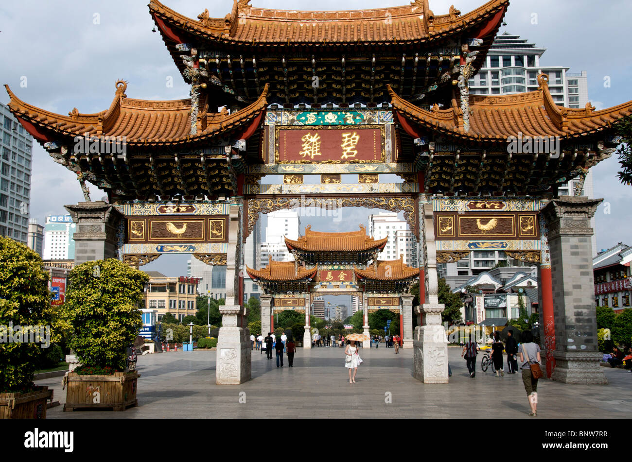 Grüner Hahn und Golden Horse Gates Jimabiji Square Kunming Yunnan Chinaff Stockfoto