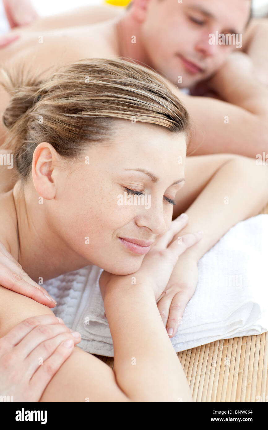 Paare, die eine massage Stockfoto