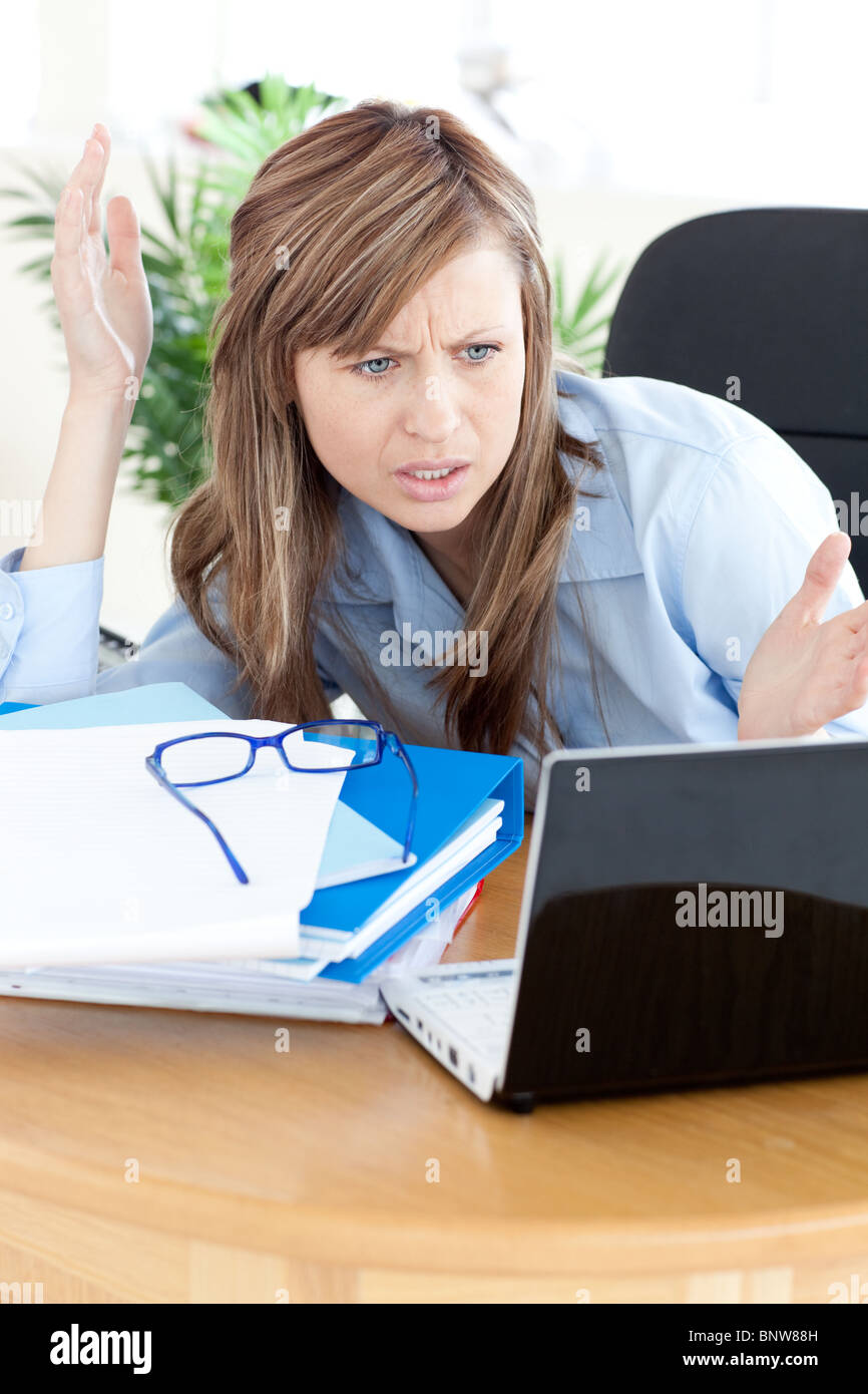 Gestresste Geschäftsfrau auf der Suche auf dem laptop Stockfoto