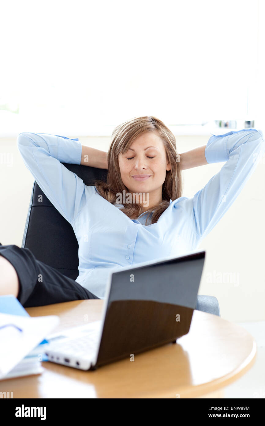 Entspannte Geschäftsfrau auf der Suche auf dem laptop Stockfoto
